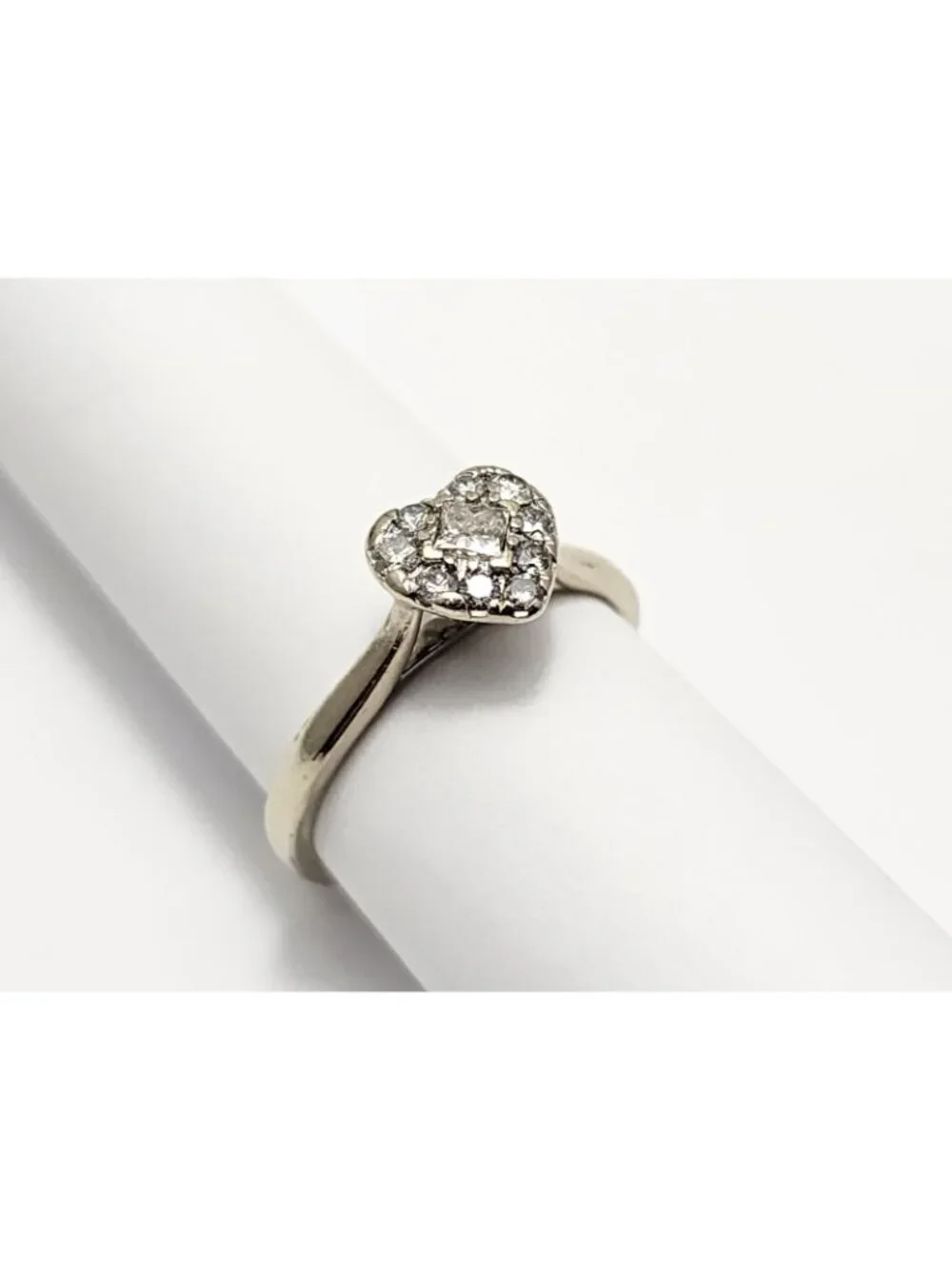 Beautiful 14K Karat Solid White Gold Designer Diamond Heart Ring - Size 6